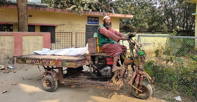 নওগাঁর শহিদুল ২৮ বছরে সাড়ে ৩ হাজার লাশ বহন করেছেন